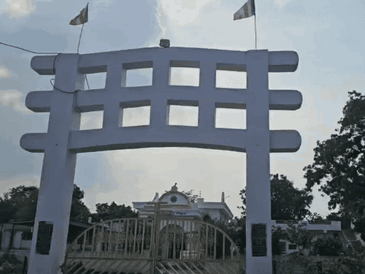 मठ का गेट दूर से ही नजर आता है।