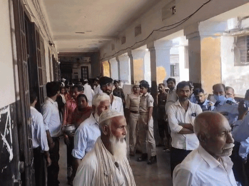 डॉक्टर पर हमले के बाद अस्पताल में अफरा-तफरी का माहौल है।