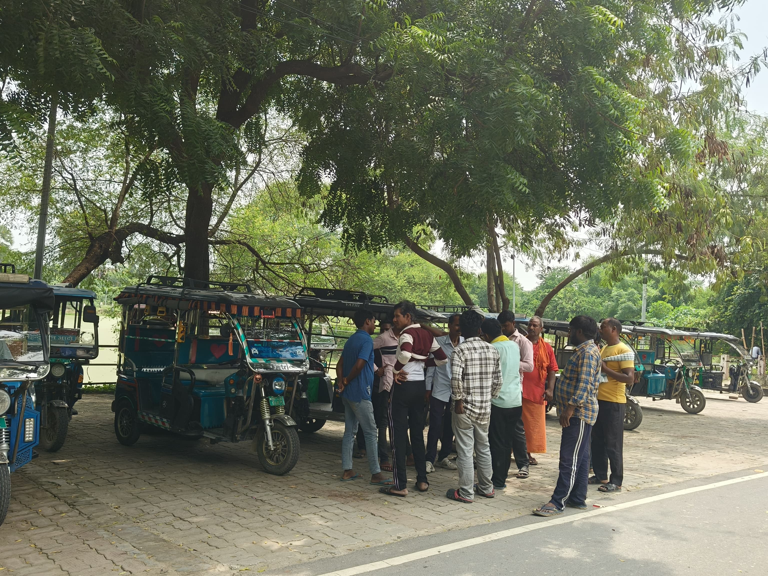 रिक्शा चालकों ने मामले की जांच कर दोषियों के खिलाफ कार्रवाई की मांग की।