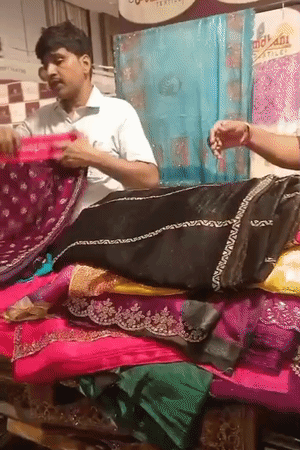 खरीदारी करते लोग