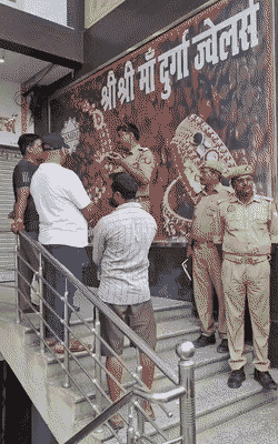 फॉरेंसिक टीम ने मौके से सबूत जुटाए। पुलिस ने आसपास की दुकानों पर पूछताछ की।