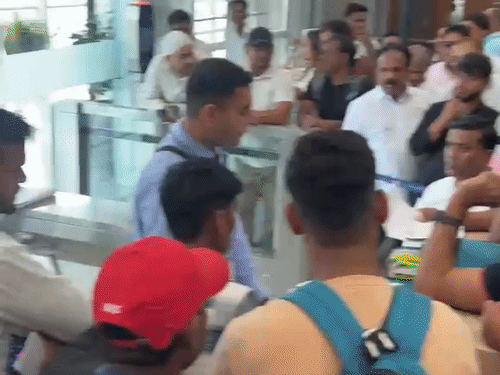 कहा- तबीयत खराब है; यात्रियों का हंगामा, इंडिगो की फ्लाइट मुंबई जानी थी|वाराणसी,Varanasi - Dainik Bhaskar
