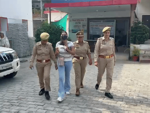 रेलवे अफसर को ब्लैकमेल करने के आरोप में मरीना जेस्सी को प्रयागराज से पुलिस ने गिरफ्तार किया था। इसके बाद पुलिस उसे झांसी लेकर आई थी।