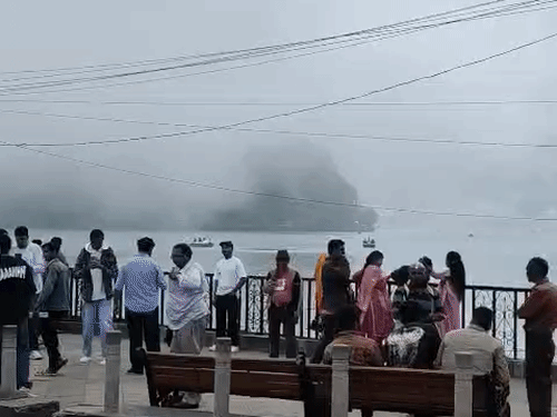 पहाड़ी इलाकों में धुंध छाई हुई है। तस्वीर नैनीताल की है, जहां बुधवार को हल्की बारिश हुई।