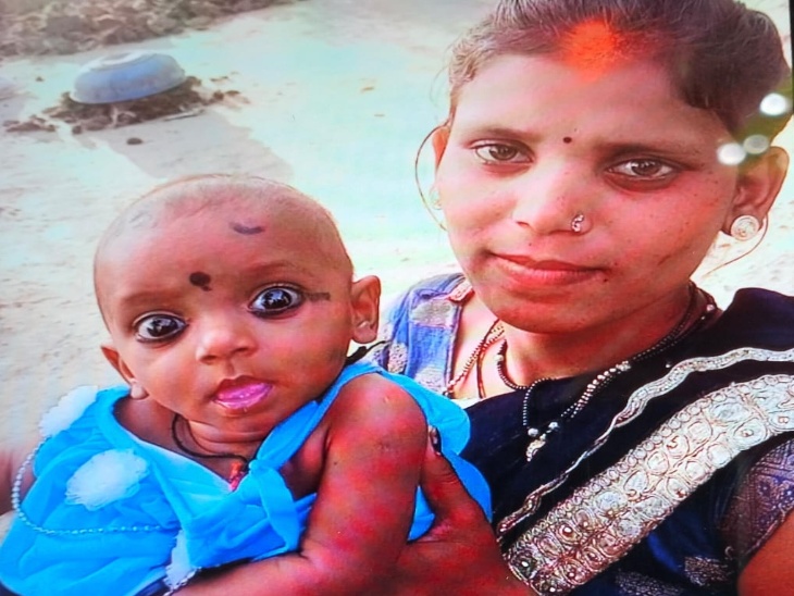 2 साल की बच्ची को जलते चूल्हे में डाल दिया, जिससे उसकी मौत हो गई। (मां और बेटी की फाइल फोटो)