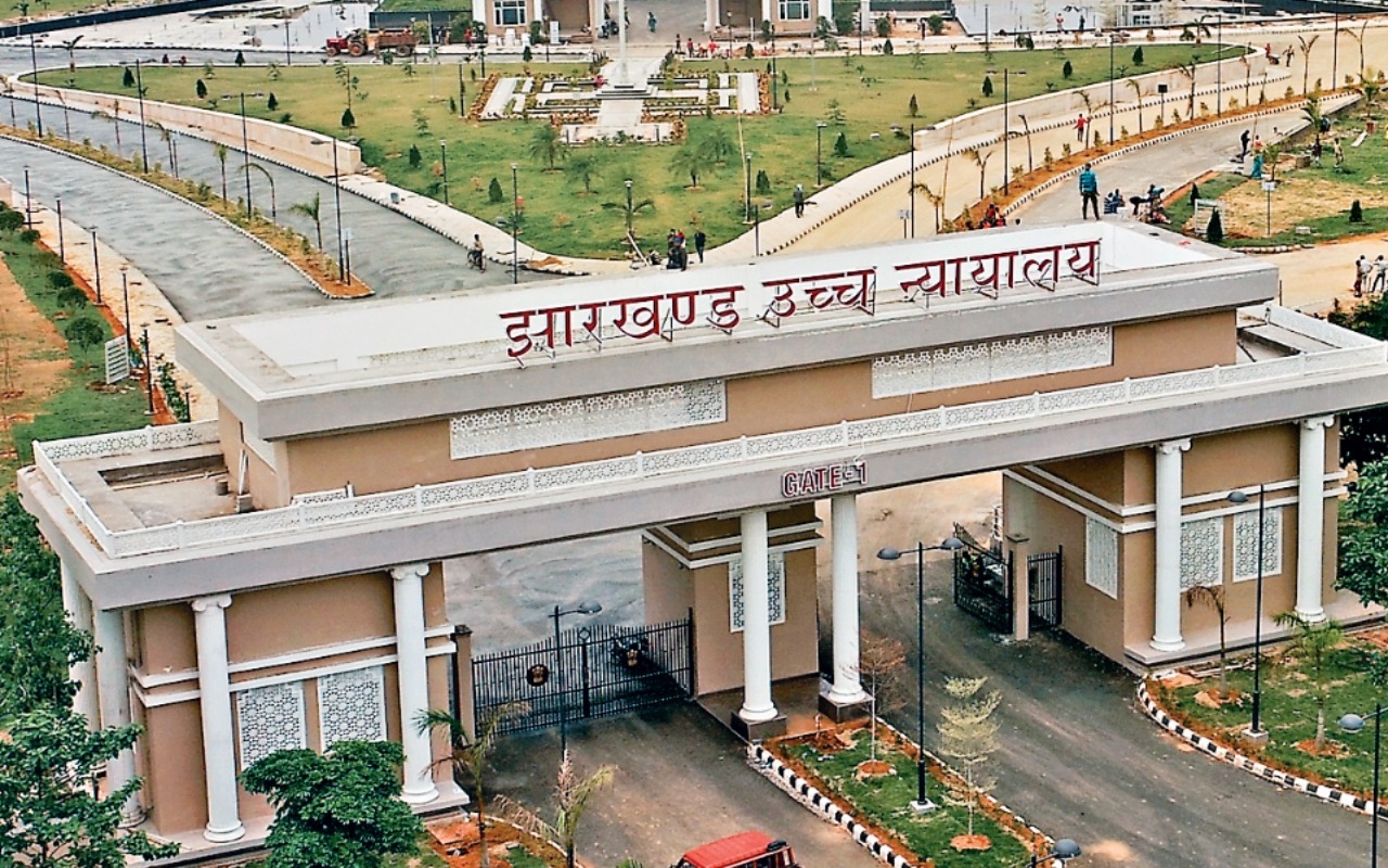 पति इमरान हुसैन को अग्रिम जमानत की सुविधा प्रदान कर दी। अदालत ने उसे तीन सप्ताह के अंदर संबंधित निचली अदालत में आत्मसमर्पण करने का निर्देश दिया है।