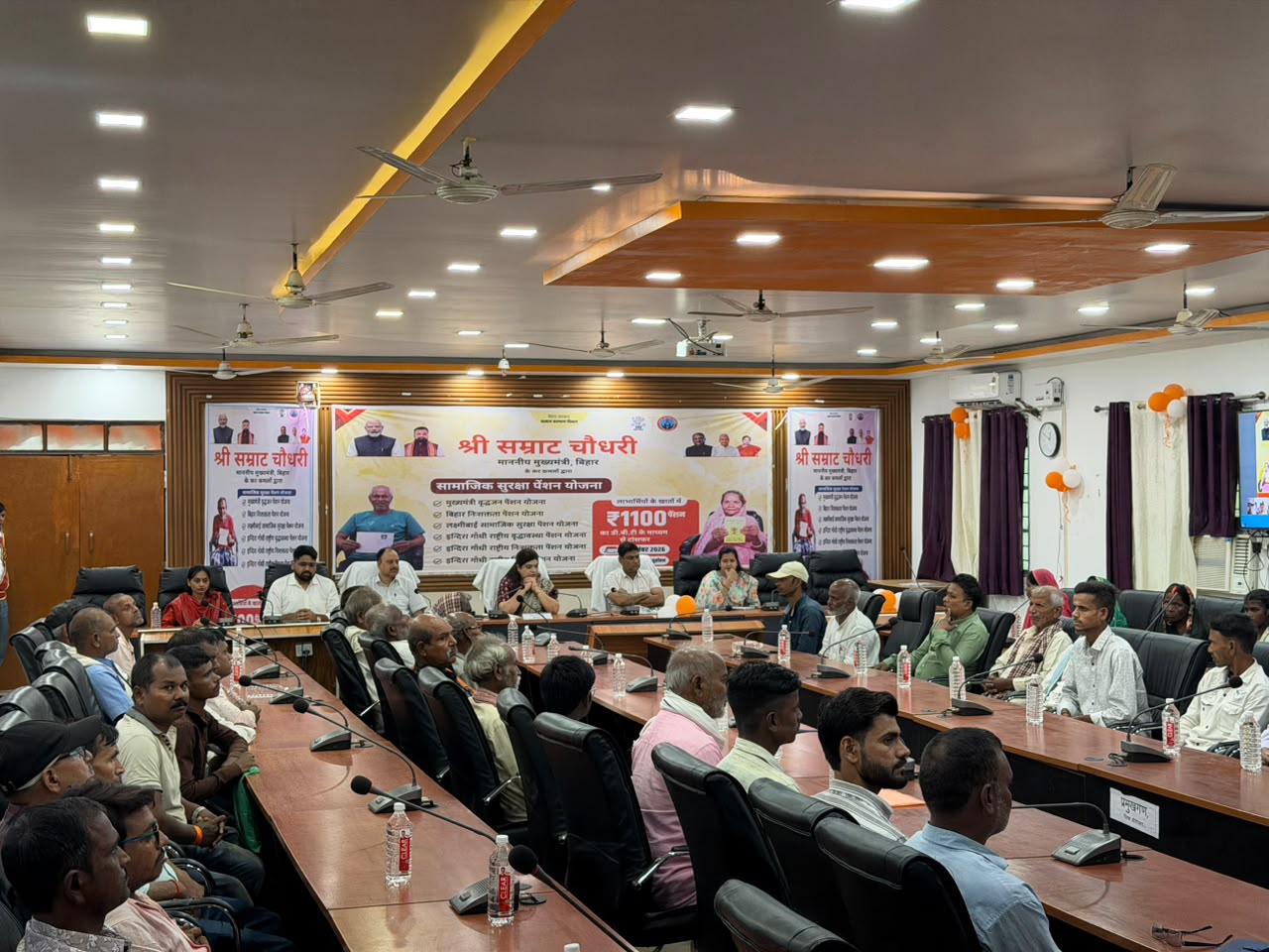 कार्यक्रम में मौजूद लोग