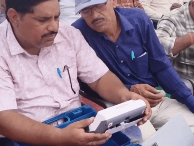 लास्ट ट्रेनिंग में मतदान सामग्री चेक करते हुए मतदान दल।