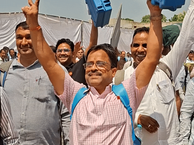 इस अंदाज में मतदान दल मतदान केंद्रों के लिए रवाना हुए।