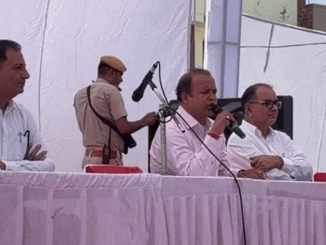 मतदान दलों को ट्रेनिंग देते हुए सीकर कलेक्टर आशीष मोदी और अन्य अधिकारी।