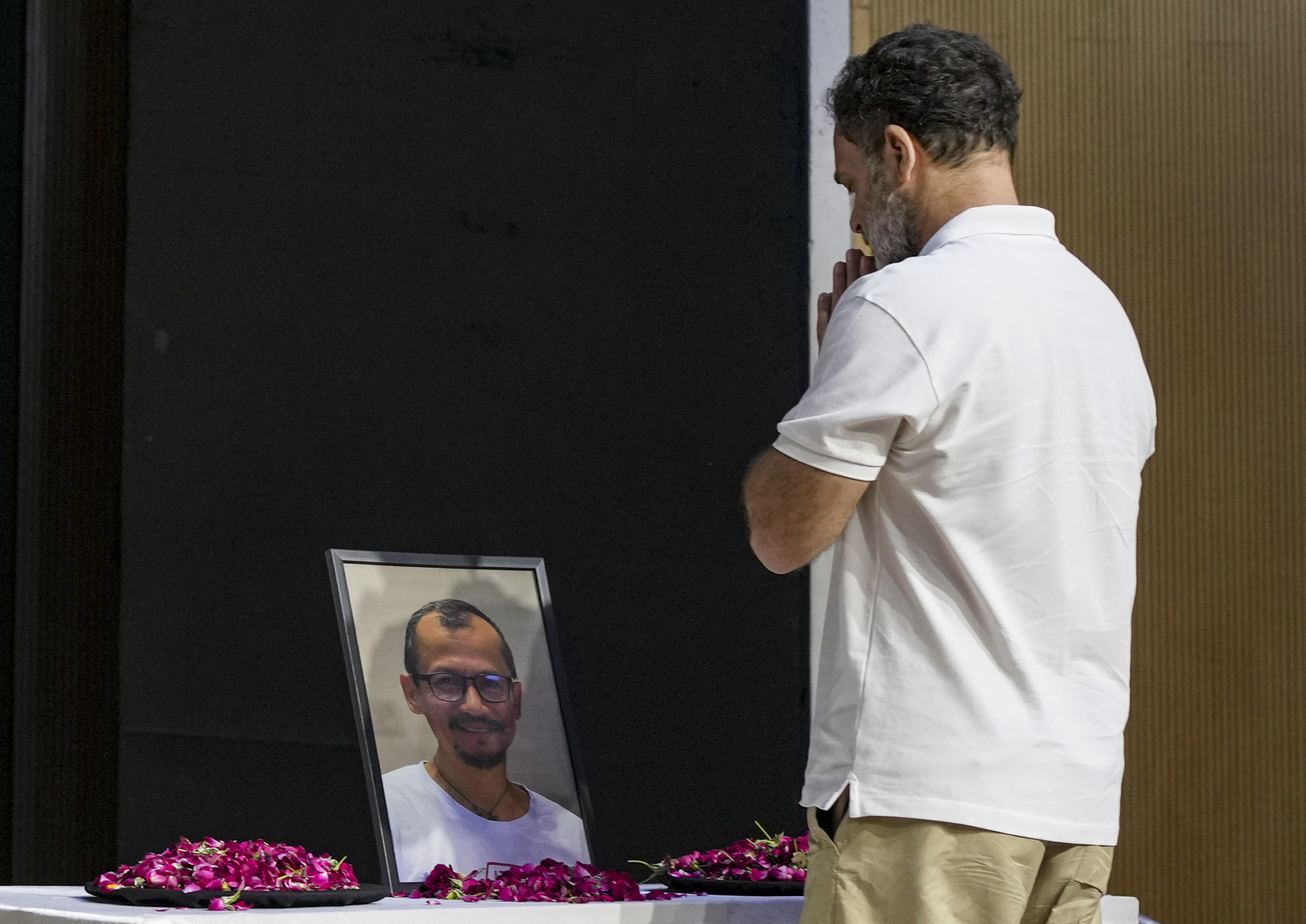 राहुल ने वंगत संगीतकार चोंगथम विक्रम सिंह को श्रद्धांजलि दी।