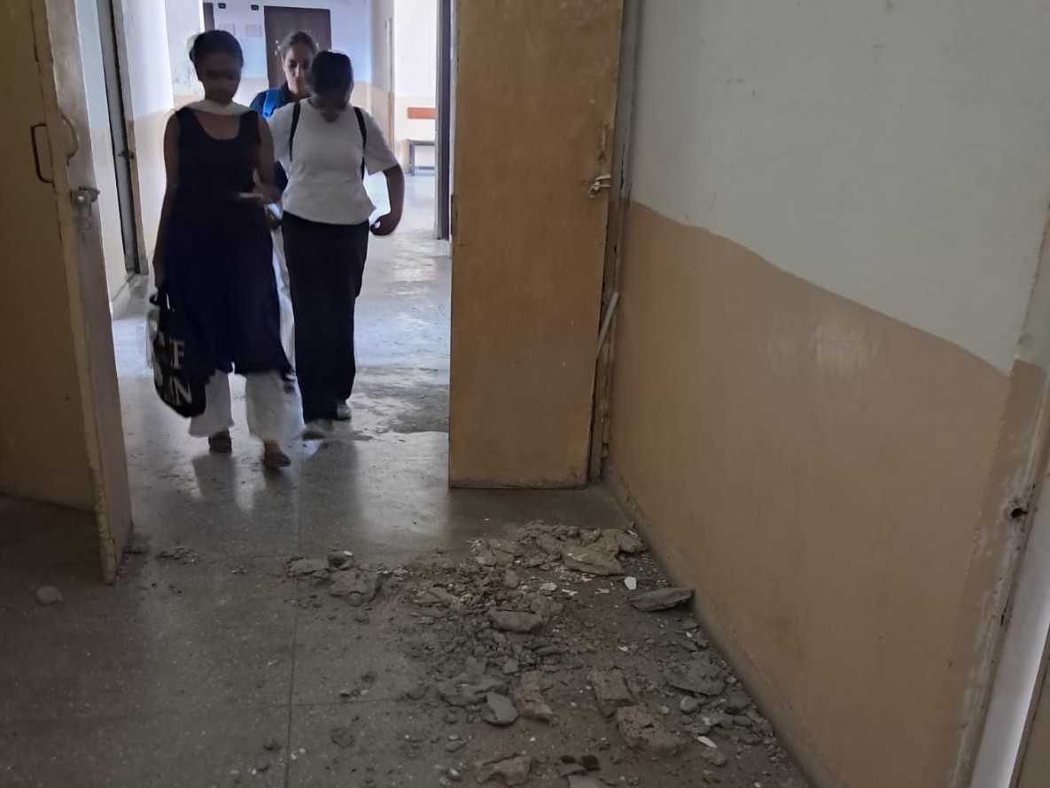 DCRUST, मुरथल के केमिकल ब्लॉक में जर्जर हो चुकी बिल्डिंग की एक मंजिल के लेंटर का बड़ा हिस्सा अचानक भरभराकर नीचे गिर गया। - Dainik Bhaskar