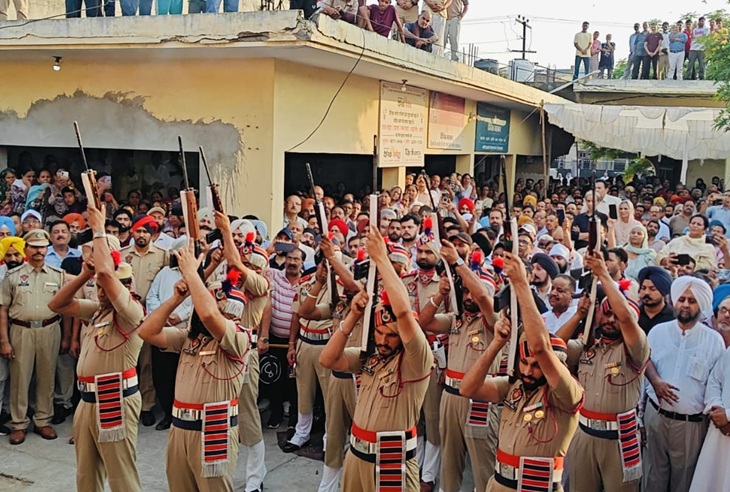 पुलिस के जवान पूर्व मंत्री भगत चुन्नी लाल को श्रद्धांजलि देते हुए।