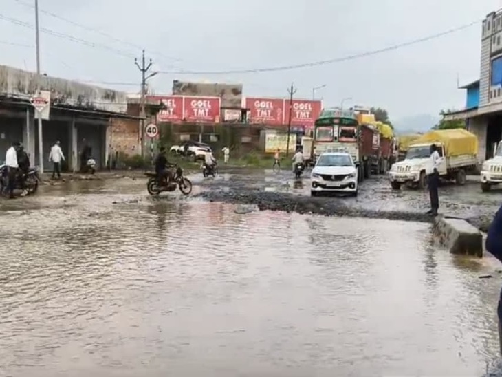 नेशनल हाईवे में गड्ढों के कारण चलना भी दूभर।
