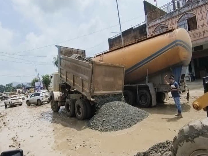 सड़क मरम्मत के लिए गिराए जा रहे मटेरियल