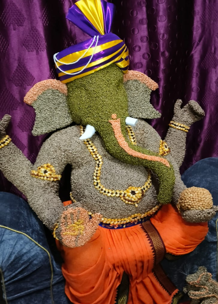 मसूर दाल, चना और भुट्टे से भी बनाई मूर्ति