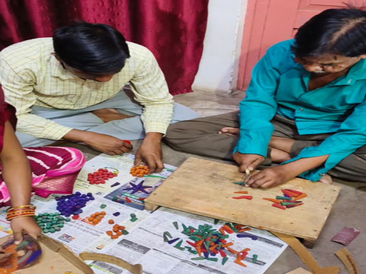 रायपुर के रायपुरा इलाके में रहने वाला यादव परिवार करीब 30 सालों से गणेश की मूर्तियां बना रहा है।