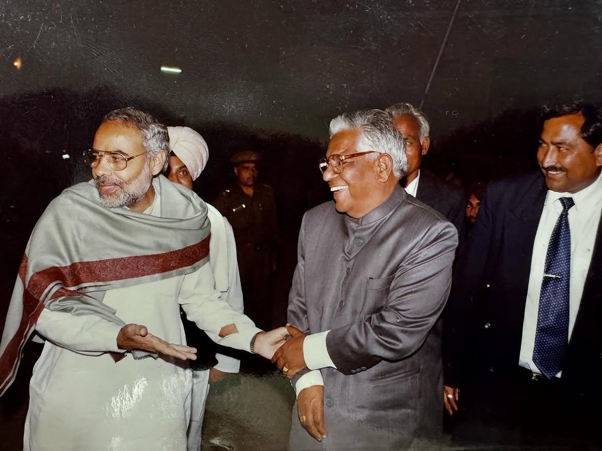 पीएम नरेंद्र मोदी के साथ भगत चुन्नी लाल। 1990 के दशक में मोदी पंजाब BJP के प्रभारी रहे। फाइल फोटो।
