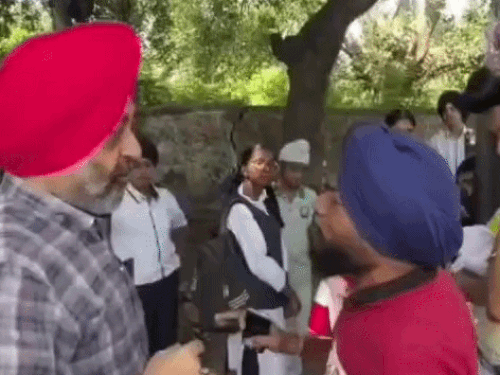 RTI एक्टिविस्ट और शहीद भगत सिंह यूथ फ्रंट के चेयरमैन गुरमीत सिंह बब्बलू ऑटो ड्राइवर से बात करते हुए ।