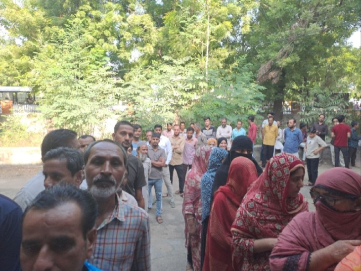 पाली में मतदान करने के लिए लगी मतदाताओं की कतार।