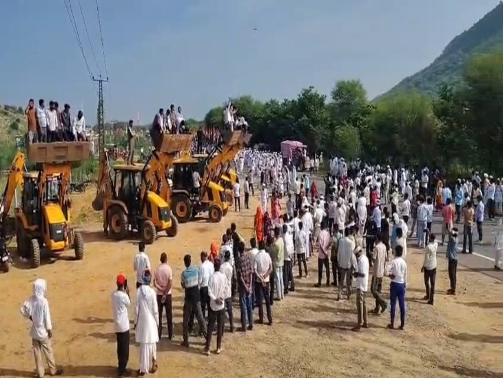 पदयात्रियों का जगह जगह जेसीबी मशीनों से फूल बरसाकर कर स्वागत किया जा रहा है।