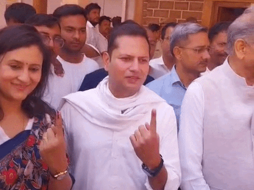 निकाय चुनाव के सेकेंड फेज में आज उप मुख्यमंत्री, विधानसभा अध्यक्ष और पूर्व मुख्यमंत्री ने भी अलग-अलग जगह मतदान किया।