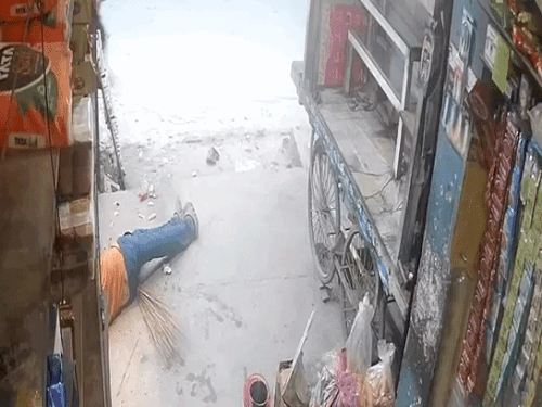 उत्तम ने तेजबरी पर हमला करने के बाद दुकान के अंदर तोड़फोड़ की।