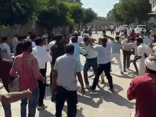 अजमेर के किशनगढ़ के वार्ड नंबर 38 पर एक निर्दलीय कैंडिडेट और दूसरे पक्ष मारपीट हो गई। पुलिस ने मौके से भीड़ को खदेड़ा।