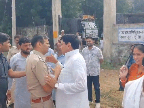दौसा में मतदान केंद्र संख्या-79 पर कांग्रेस के लोकसभा सांसद से भाजपा कैंडिडेट की बहस हो गई। प्रत्याशी ने सांसद से साथ आई एक लड़की पर फर्जी वोटिंग का आरोप लगाया।