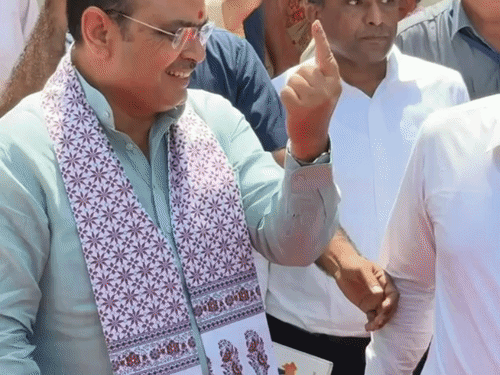 मुख्यमंत्री भजनलाल शर्मा ने जयपुर के गेटोर जगतपुरा के पोलिंग बूथ पर वोट डाला।