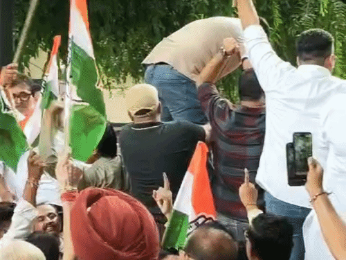 जालंधर में DC दफ्तर का गेट फांदने की कोशिश करते कांग्रेस कार्यकर्ता। - Dainik Bhaskar