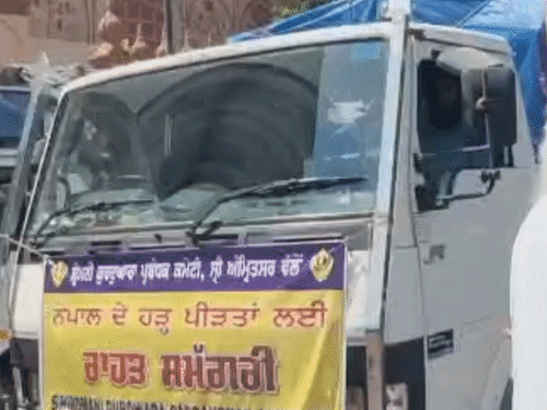 शिरोमणि गुरुद्वारा प्रबंधक कमेटी की तरफ से भेजे गए ट्रक।