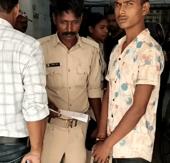 पुलिस की गिरफ्त में आरोपी राहुल कुमार सहनी।