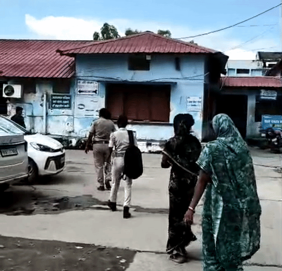 पीड़िता को मेडिकल चेकअप के लिए ले जाती पुलिस।