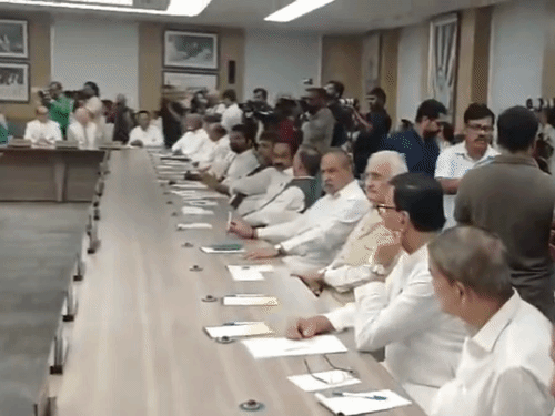नई दिल्ली में इंदिरा भवन में कांग्रेस वर्किंग कमेटी की बैठक हुई थी। बैठक में सोनिया गांधी, राहुल गांधी, प्रियंका गांधी वाड्रा समेत 88 नेता शामिल हुए थे।