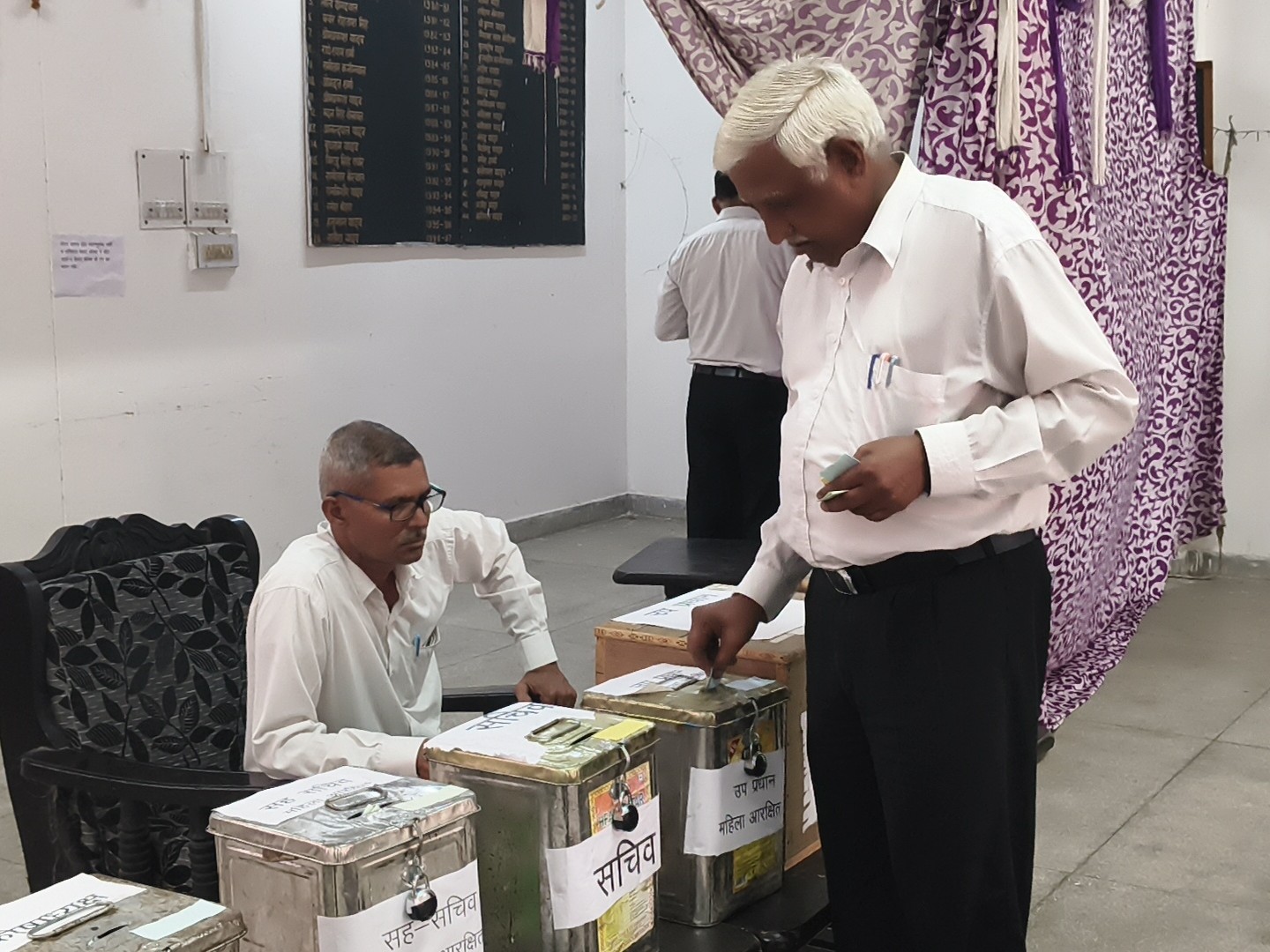 बार एसोसिएशन चुनाव में वोट डालते हुए एडवोकेट।