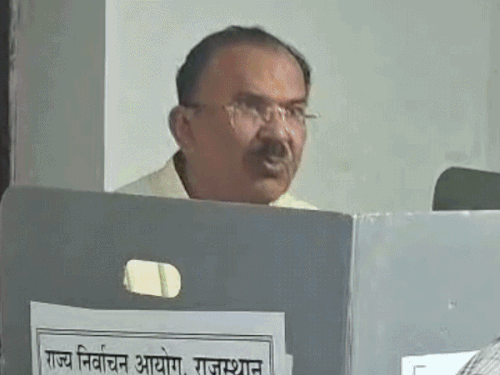 अजमेर में स्पीकर वासुदेव देवनानी और विधायक अनीता भदेल ने दिया वोट।