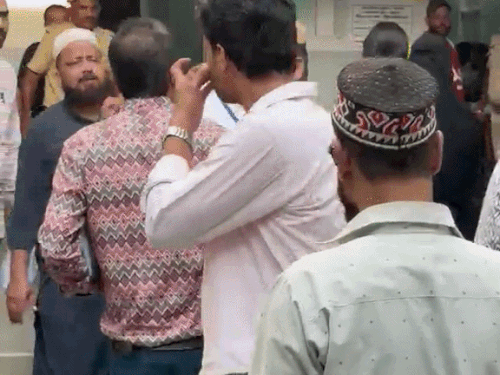 जयपुर के वार्ड नंबर 114 के केसरियों का धर्मशाला के बूथ पर कांग्रेस कैंडिडेट और निर्दलीय प्रत्याशी में विवाद।