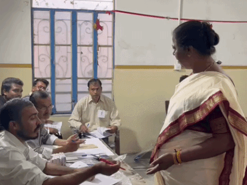 अजमेर कांग्रेस की महिला नेता को आईडी नहीं होने के कारण वोट नहीं डालने दिया गया।