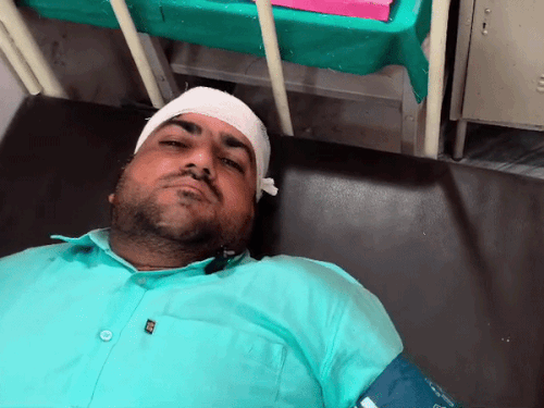 झुंझुनूं के चिड़ावा में निर्दलीय कैंडिडेट पर हमले का आरोप है। घायल को जिला हॉस्पिटल में एडमिट कराया गया है।