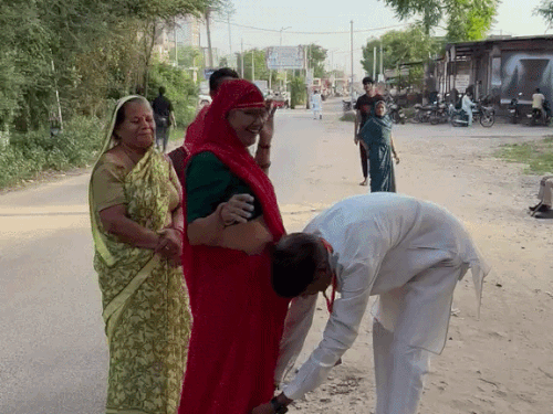 जयपुर के झोटवाड़ा के वार्ड नंबर 27 से भाजपा कैंडिडेट ने मतदान केंद्र के बाहर बुजुर्ग वोटर के पैर पकड़कर उसे ही वोट डालने की अपील की।