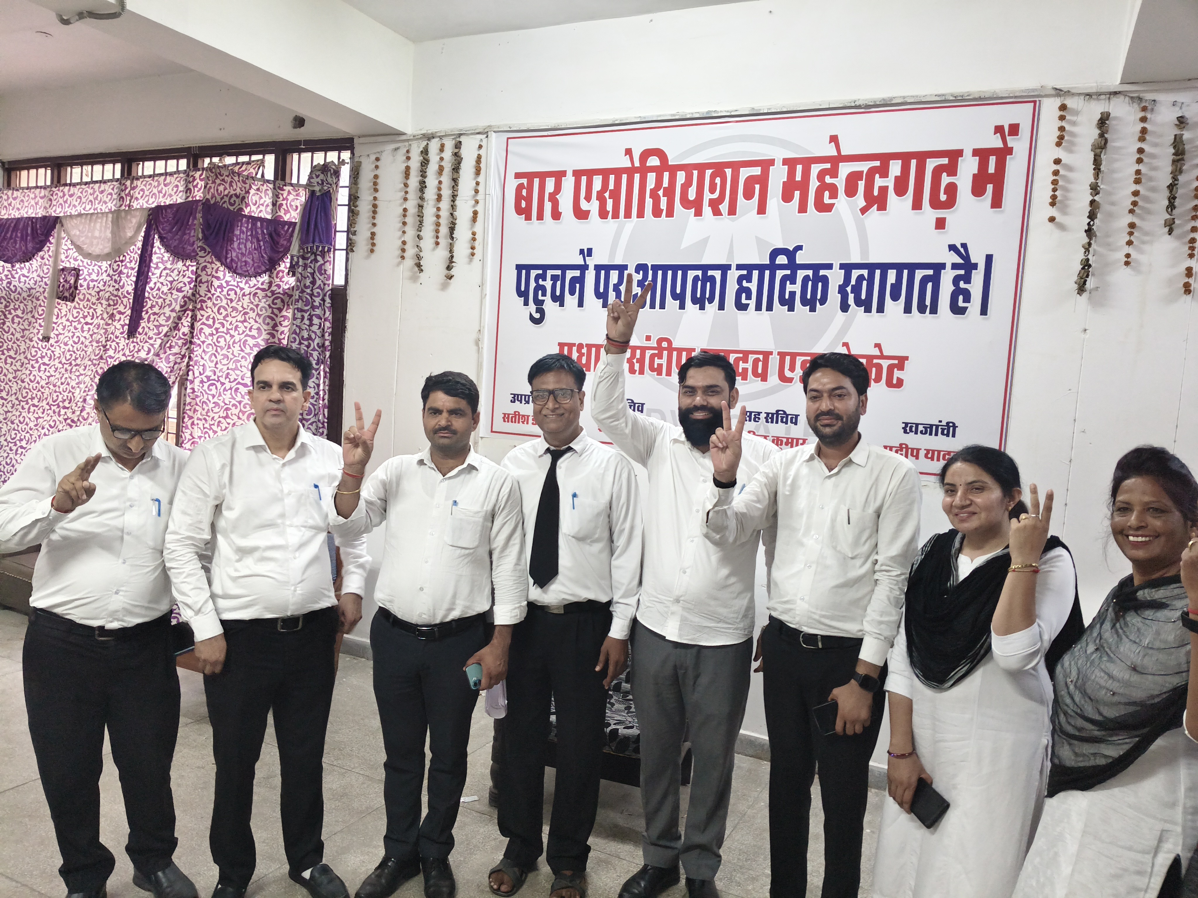 जीत के बाद प्रधान संदीप यादव समेत अन्य।