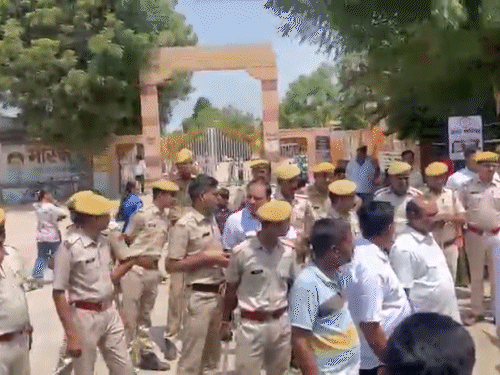 पाली के फालना में बूथ एजेंट की आत्महत्या के बाद लोगों ने जमकर हंगामा किया।