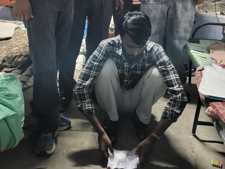 CIA टीम ने मकान की छत से दबोचा; मोबाइल और नकदी भी बरामद|नारनौल,Narnaul - Dainik Bhaskar