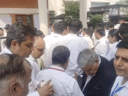 वोटिंग प्रक्रिया के दौरान गेट पर खड़े प्रत्याशी व अन्य वकील।