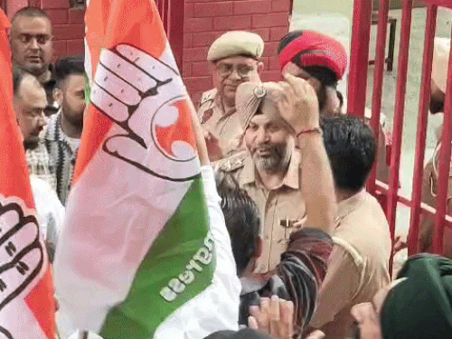 पुलिस बल ने कार्रवाई करते हुए कार्यकर्ताओं को गेट फांदने से रोका।