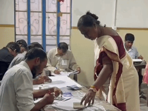 आईडी नहीं होने से पहले लौटना पड़ा, मोबाइल में आईडी दिखाकर दोबारा पहुंचीं द्रोपदी कोली ने डाला वोट।