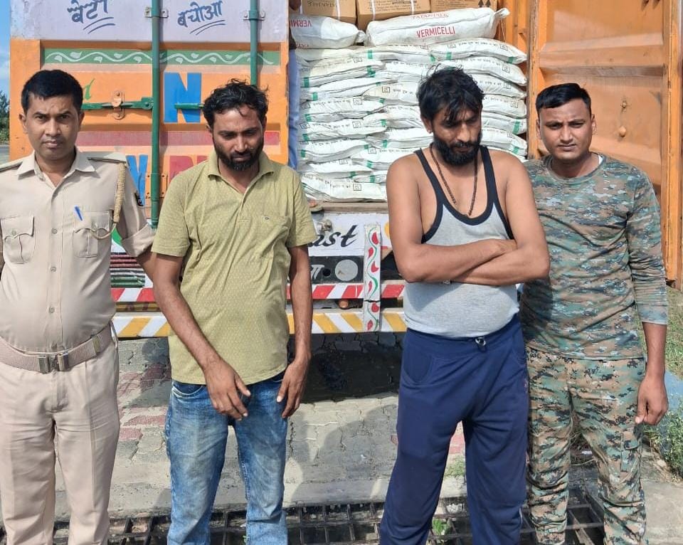 शराब के साथ पकड़ा गया ट्रक चालक और खलासी