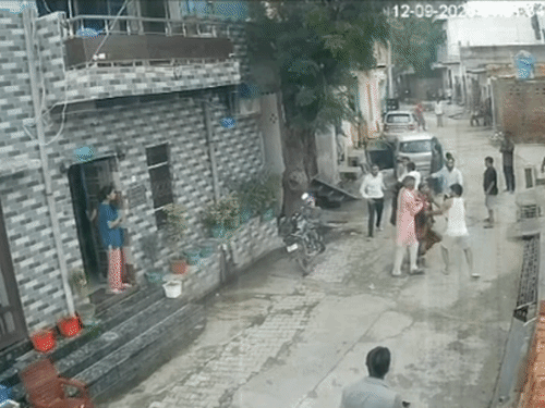 घटना किलधौड़ गांव में हुई। एयरफोर्स सोल्जर के माता-पिता को पीटने के लिए लठ लेकर आया युवक।