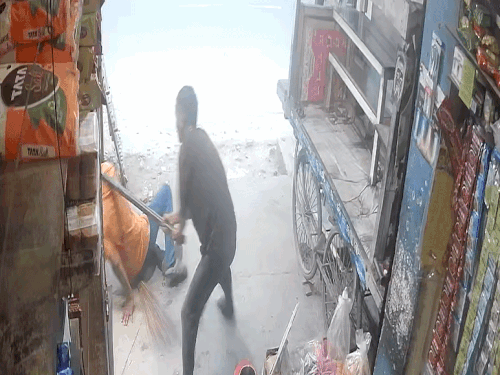 उत्तम ने दुकान के बाहर ही तेजबीर पर रॉड से वार किए।